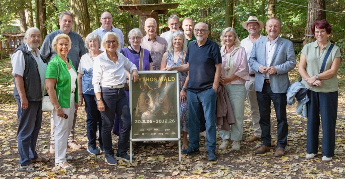 Presseclubs Niederrhein und Kleve bei Ausstellung "Mythos Wald" im Gasometer, Vorsitzende Baum und Vehreschild mit Mitgliedern.