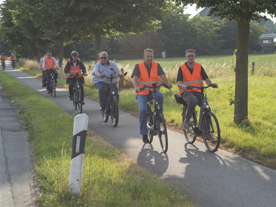 Gemeinsam durchquerten die Fraktionsmitglieder der Reeser CDU die Ortsteile Millingen und Empel mit dem Fahrrad Foto: CDU Rees