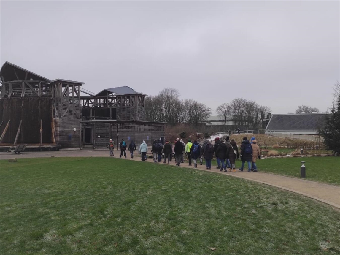 Gemeinsam erkunden die Wanderer die abwechslungsreiche Landschaft rund um den Solegarten St. Jakob.Foto: Wallfahrtsstadt Kevelaer