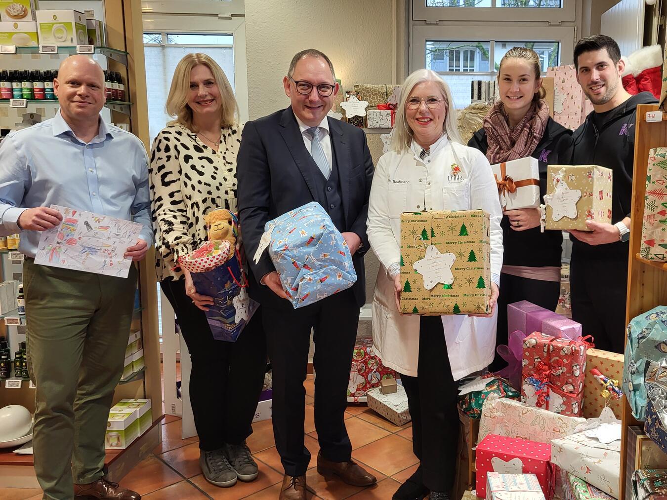 133 Wunschsterne bringen Kindern in Rees viel Freude Gemeinsam etwas bewirken mit der „Wunschstern-Aktion“ in Rees: (v. l.) Helge Scheffler, Stephanie Stratmann, Sebastian Hense, Esther Beckmann, Josephine und Marc Hübers. NN-Foto: Michael Bühs