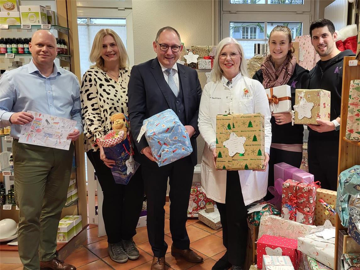 Gemeinsam etwas bewirken mit der „Wunschstern-Aktion“ in Rees: (v. l.) Helge Scheffler, Stephanie Stratmann, Sebastian Hense, Esther Beckmann, Josephine und Marc Hübers. NN-Foto: Michael Bühs