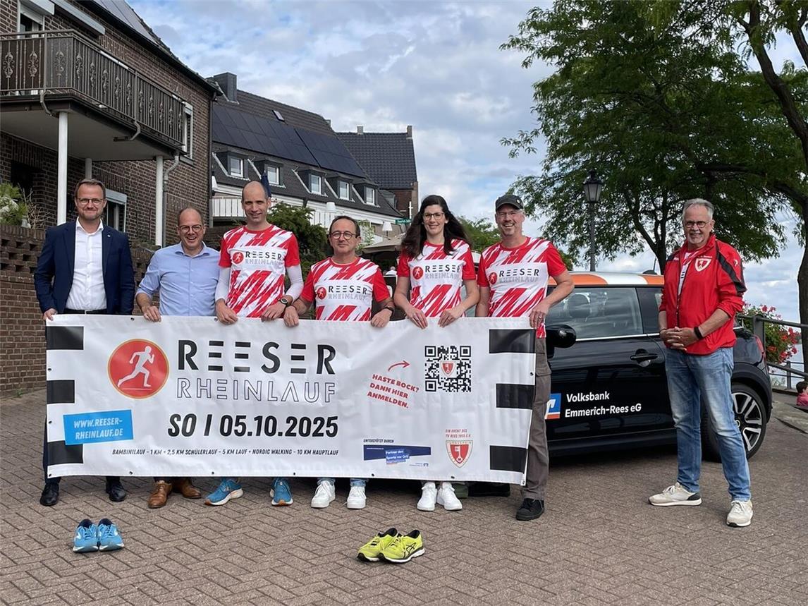 Gemeinsam für die Region: Michael Pohlmann und Oliver Schmidt (beide Volksbank, v. l.) mit dem Rheinlauf-Team des TV Rees und Vereinsvorsitzender Hans Günter Daniels (r.). Foto: privat