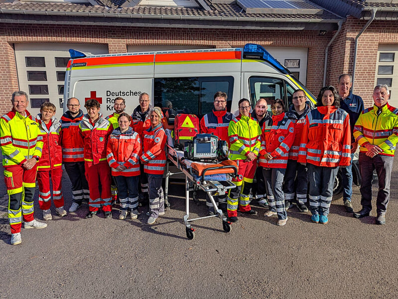 Gemeinsam für eine starke Sanitätsdienstausbildung: Die Teilnehmerinnen und Teilnehmer des Sanitätsdienstlehrgangs beim DRK Ortsverein Alpen. Mit dabei waren auch Rüdiger Kunst vom DRK Ortsverein Alpen, der den Lehrgang ausrichtete, Dr. Robert Moog, Kreisverbandsarzt des DRK Kreisverbandes Niederrhein e. V., sowie DRK-Präsident Jan Höpfner. Im Mittelpunkt der Ausbildung standen die praktischen Fähigkeiten, die für eine qualifizierte medizinische Versorgung bei Sanitätsdiensten und Einsätzen erforderlich sind. Foto: DRK OV Alpen