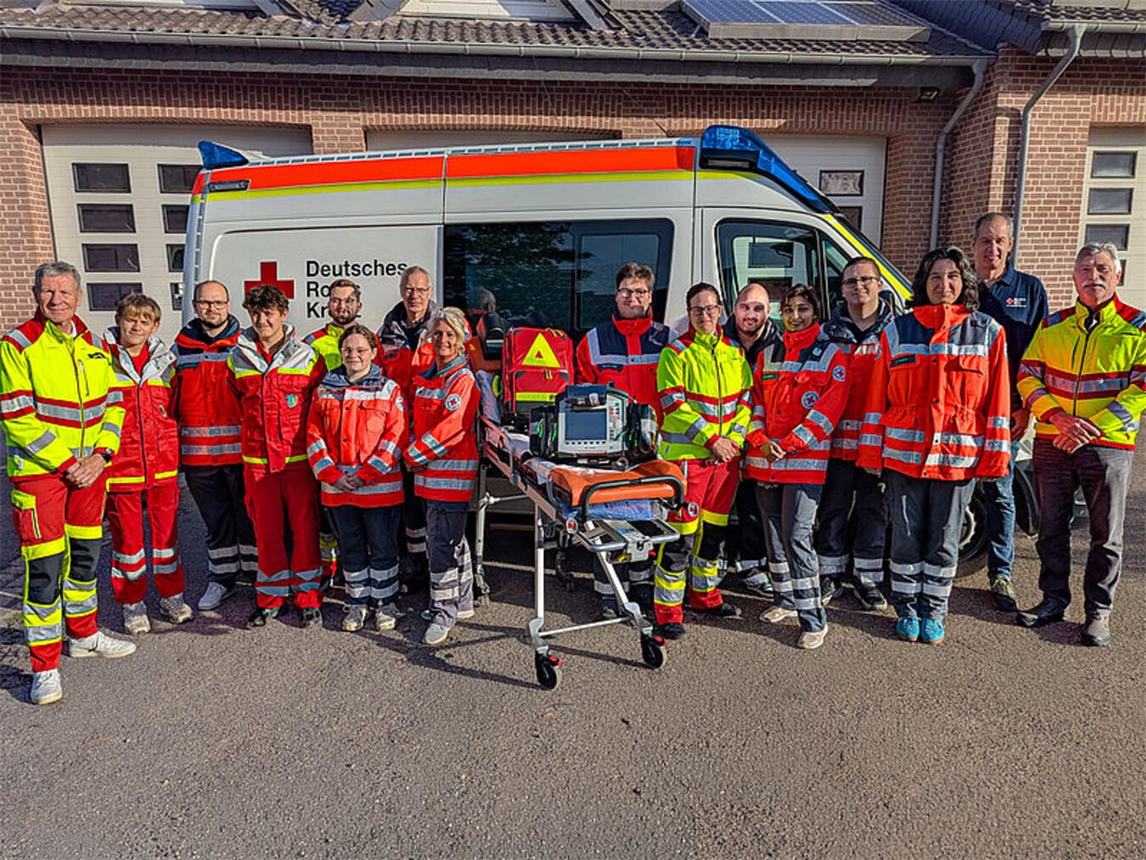 Gemeinsam für eine starke Sanitätsdienstausbildung: Die Teilnehmerinnen und Teilnehmer des Sanitätsdienstlehrgangs beim DRK Ortsverein Alpen. Mit dabei waren auch Rüdiger Kunst vom DRK Ortsverein Alpen, der den Lehrgang ausrichtete, Dr. Robert Moog, Kreisverbandsarzt des DRK Kreisverbandes Niederrhein e. V., sowie DRK-Präsident Jan Höpfner. Im Mittelpunkt der Ausbildung standen die praktischen Fähigkeiten, die für eine qualifizierte medizinische Versorgung bei Sanitätsdiensten und Einsätzen erforderlich sind. Foto: DRK OV Alpen
