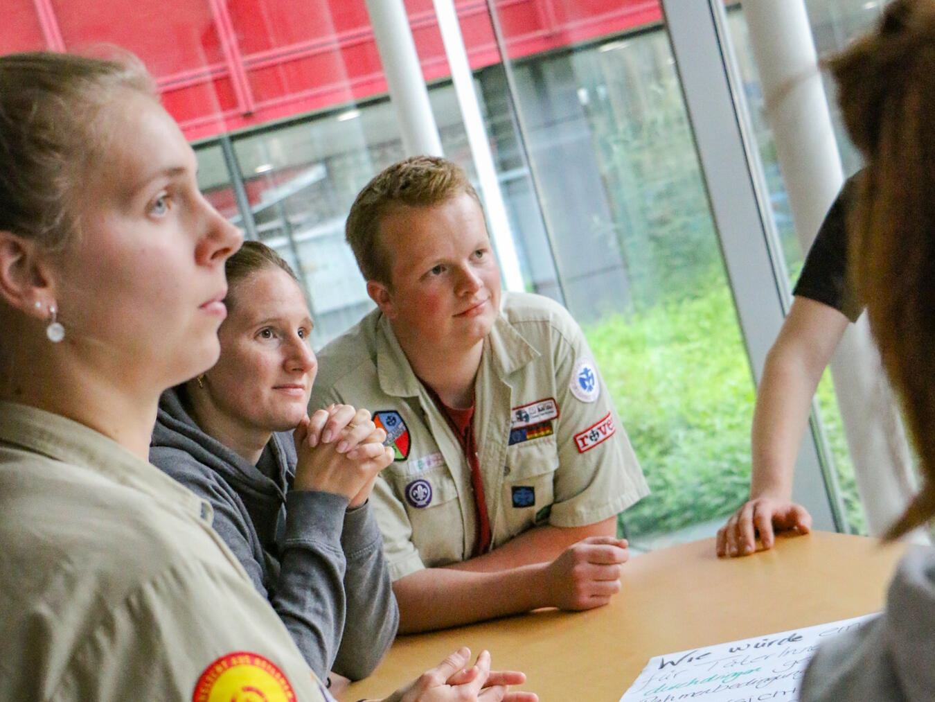 "Ehrenamtliche und Vertreter diskutieren im Bürgerforum Geldern über Kinderschutz, organisiert von DPSG und Caritas."