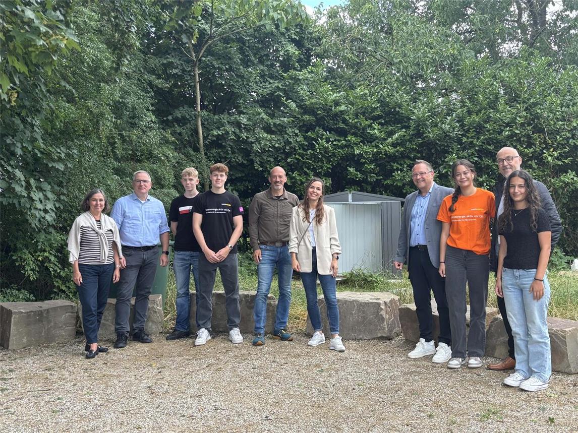 Gemeinsam für mehr Grün an der Schule: Mit Unterstützung von Westenergie, den Schülern und tatkräftigem ehrenamtlichem Einsatz entstand am Städtisches Stiftsgymnasium Xanten ein grünes Klassenzimmer als neuer Lernort im Freien. Foto: Westenergie AG