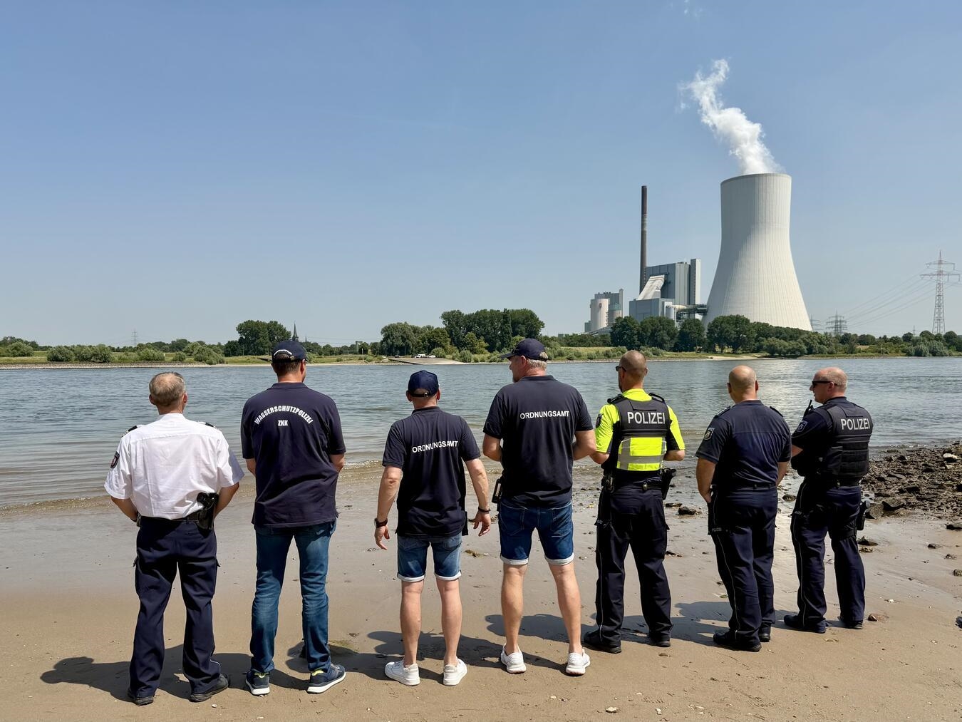Gemeinsam für mehr Sicherheit am Rhein: Wasserschutzpolizei, Ordnungsamt der Stadt Rheinberg und Polizei Rheinberg bei einer gemeinsamen Kontrolle des Badeverbotes am Rhein. Foto: Stadt Rheinberg