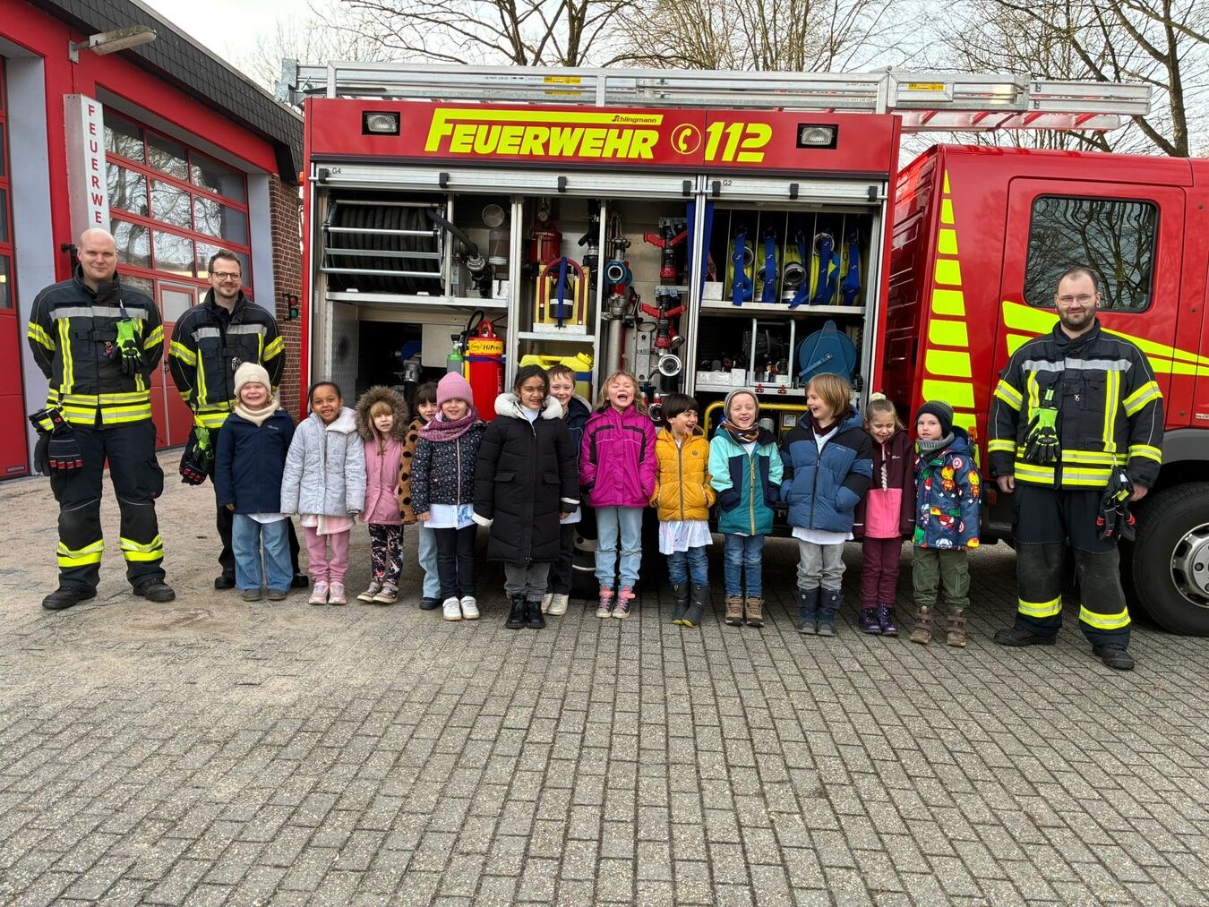 Gemeinsam für mehr Sicherheit: Die Vorschulkinder des St. Markus-Kindergartens besuchen die Freiwillige Feuerwehr Bedburg-Hau - mit dabei der stellvertretende Leiter der Feuerwehr, Tobias Lamers (2.v.l.), der die Bedeutung frühzeitiger Brandschutzerziehung betont. Foto: Feuerwehr Bedburg-Hau
