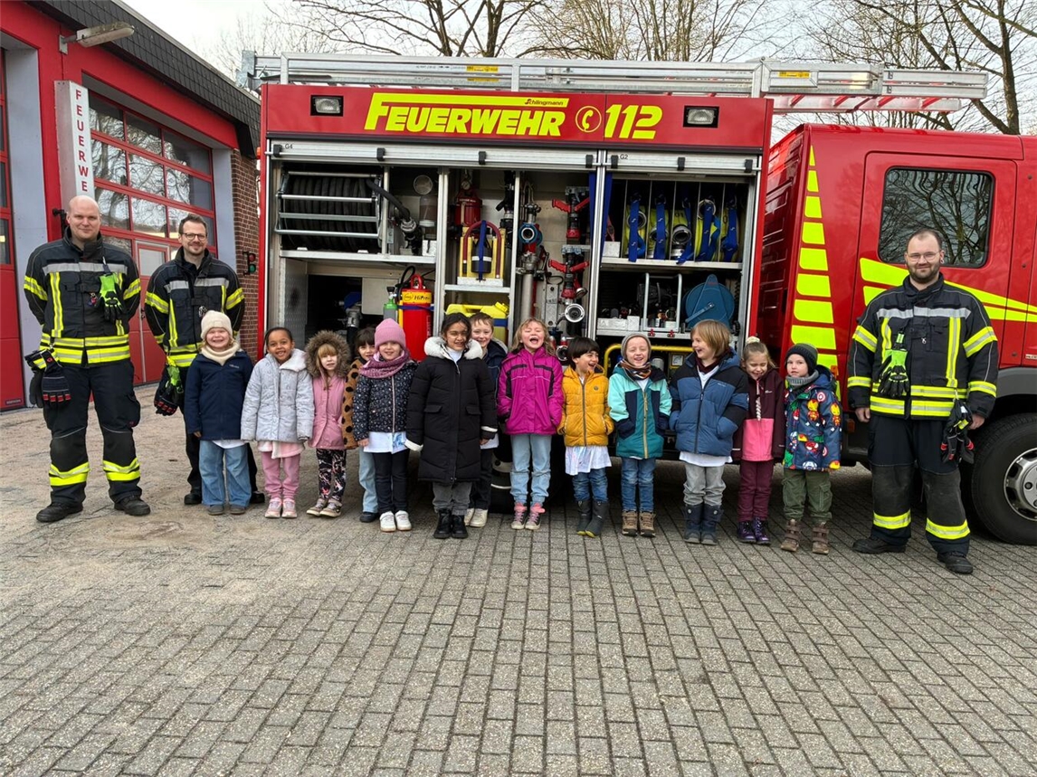 Gemeinsam für mehr Sicherheit: Die Vorschulkinder des St. Markus-Kindergartens besuchen die Freiwillige Feuerwehr Bedburg-Hau - mit dabei der stellvertretende Leiter der Feuerwehr, Tobias Lamers (2.v.l.), der die Bedeutung frühzeitiger Brandschutzerziehung betont. Foto: Feuerwehr Bedburg-Hau