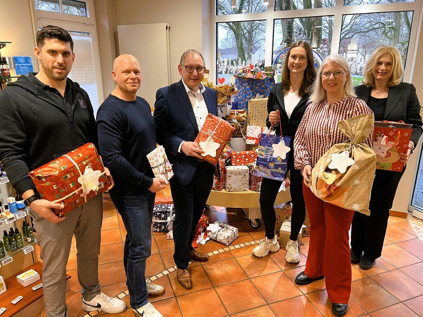 Gemeinsam für Rees: die Partner der Wunschstern-Aktion, mit (v. l.) Marc Hübers (Körperliebe), Helge Scheffler (Fachbereich Arbeit und Soziales), Bürgermeister Sebastian Hense, Josephine Hübers (Körperliebe), Apothekerin Esther Beckmann und Stephanie Stratmann (Apotheke am Stadtgarten). Foto: Stadt Rees