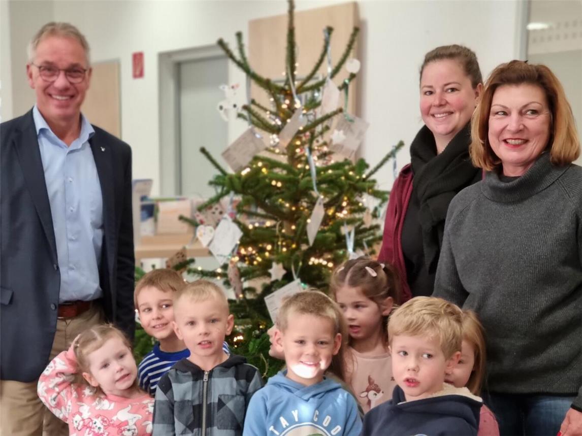 Gemeinsam haben die Kinder der Kita Kunterbunt den Wunschbaum in der Volksbank Uedem mit ihrem selbst gebastelten Weihnachtsschmuck verziert – sehr zur Freude von Geschäftsstellen-Leiter Franz Steenmans. Fotos: privat