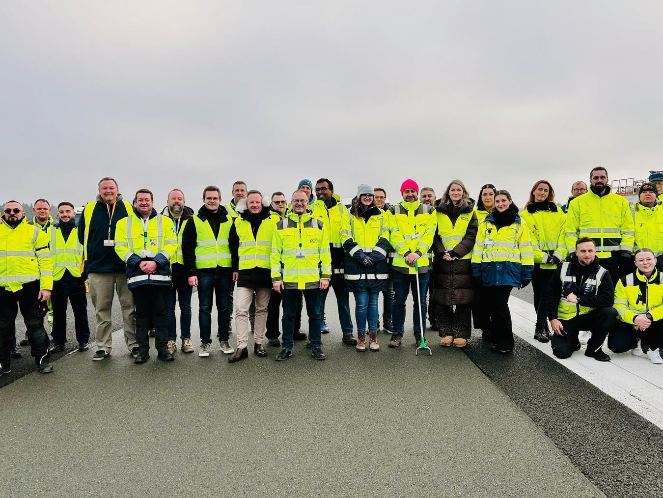 Gemeinsam hat man am Airport Weeze nach „Foreign Object Debris“ gesucht. Foto: Airport Weeze