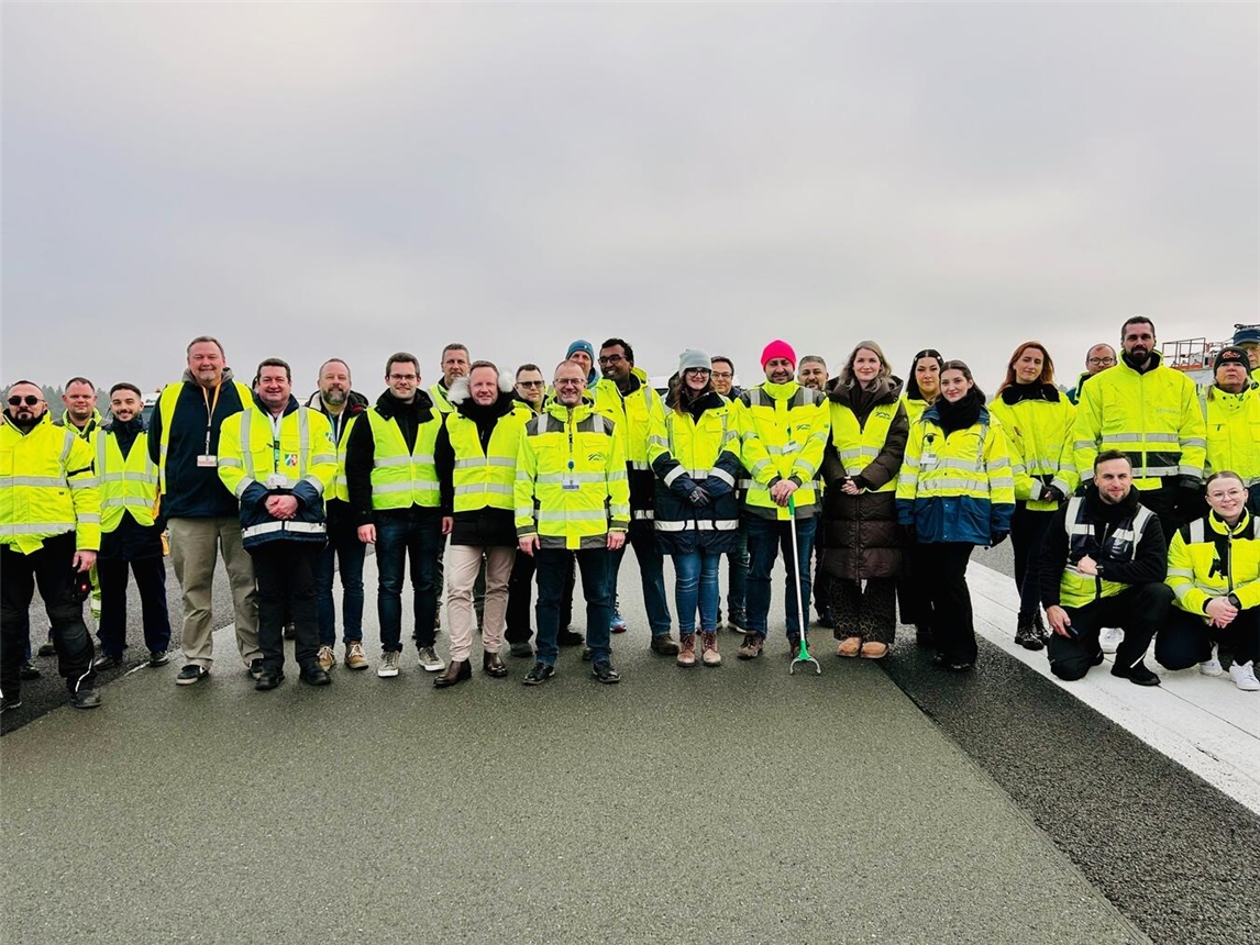 Gemeinsam hat man am Airport Weeze nach „Foreign Object Debris“ gesucht. Foto: Airport Weeze