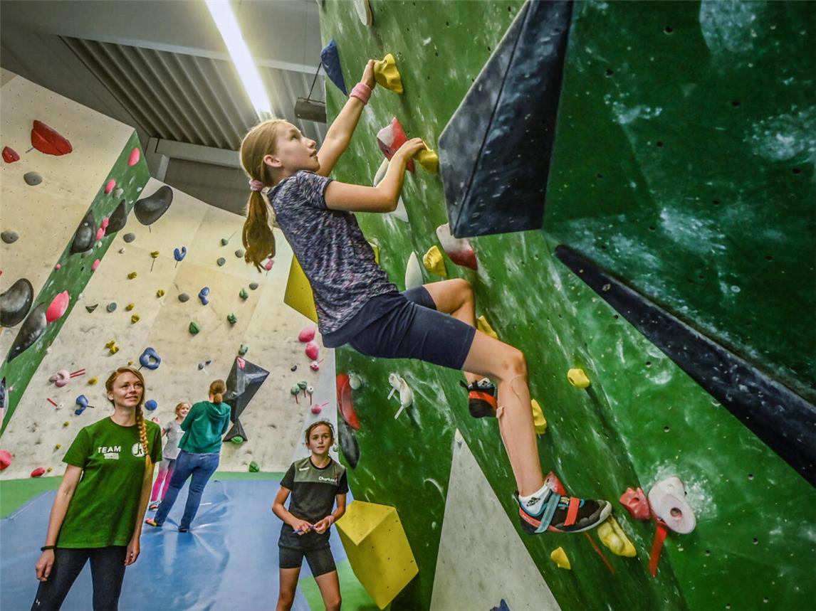 Gemeinsam Klettern: Bei der Aktion „Wipfelstürmer in der Boulderhalle“ in Kleve stehen das Gemeinschaftserlebnis und der Spaß im Mittelpunkt. Foto: Kreis Kleve/Markus van Offern