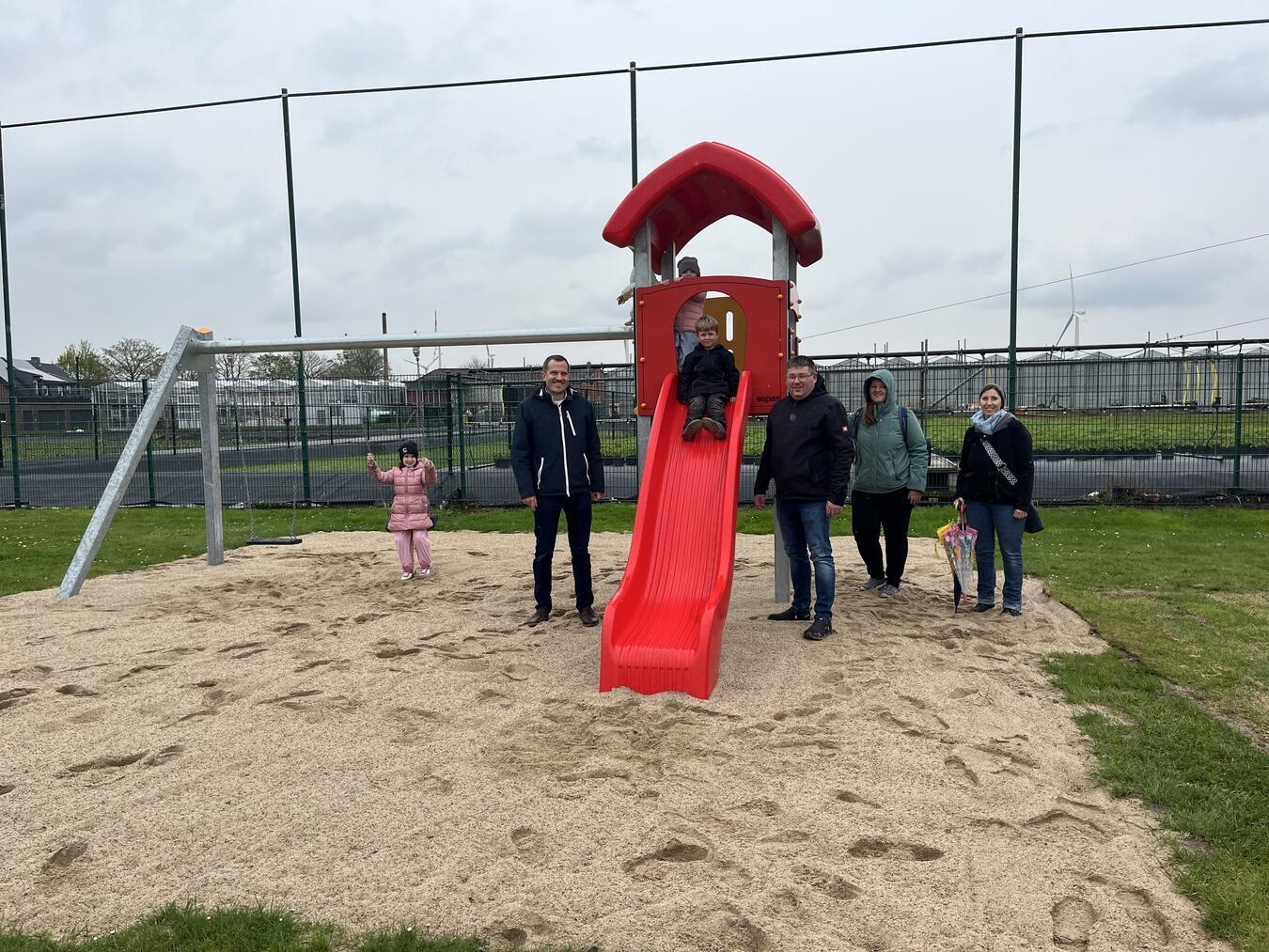 "Eröffnung des neuen Spielplatzes in Straelen mit Bürgermeister Bernd Kuse"