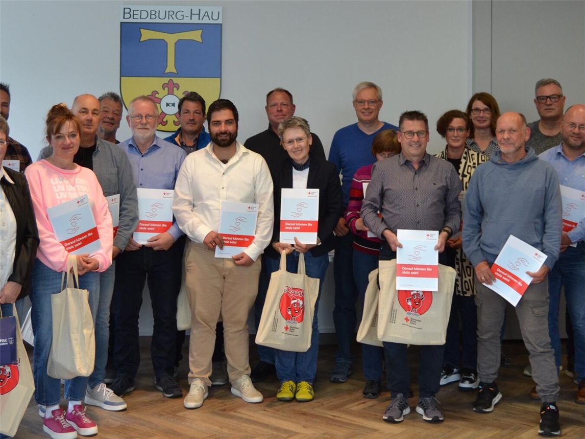 "Bürgermeister Reinders und DRK-Vorsitzende Kaußen verleihen Ehrennadeln und Urkunden bei einer Zeremonie. Foto: DRK"