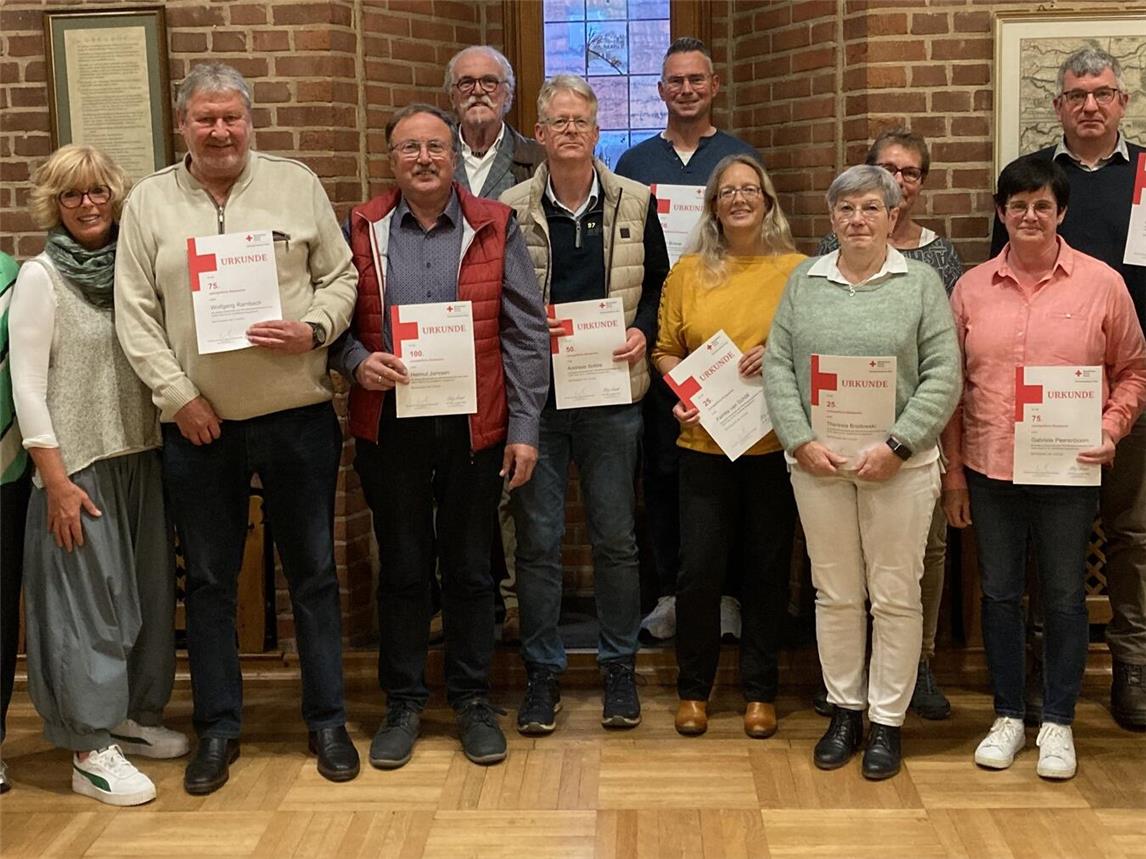 Gemeinsam mit Bürgermeisterin Dr. Britta Schulz überreichte DRK-Kreisvorstandsvorsitzende Maria Anna Kaußen im historischen Ratssaal der Stadt Ehrennadeln und Urkunden. Foto: DRK