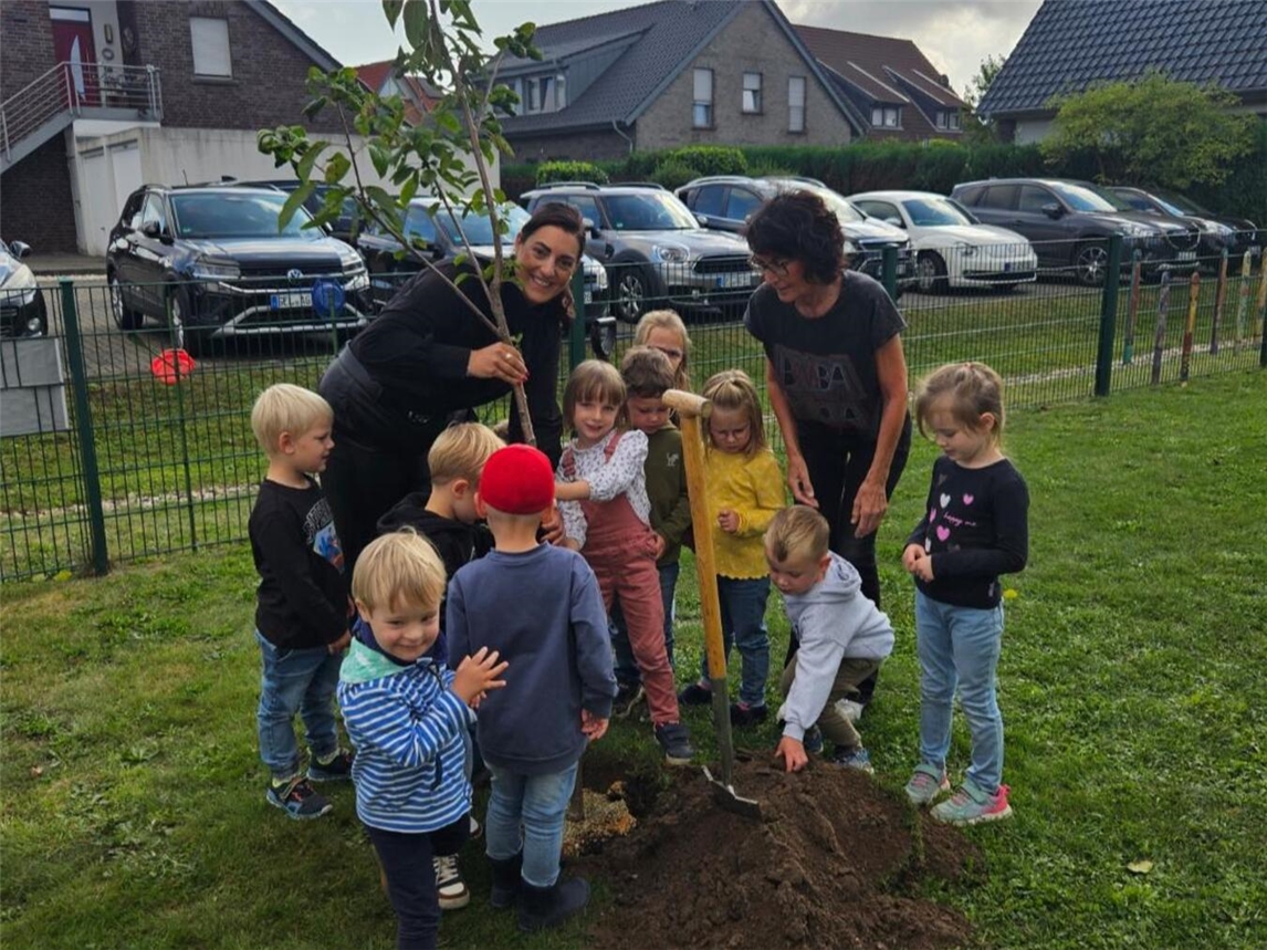 Gemeinsam mit Deana Theiler-Rujevic pflanzten die Kinder den Kirschbaum in Walbeck.Foto: privat
