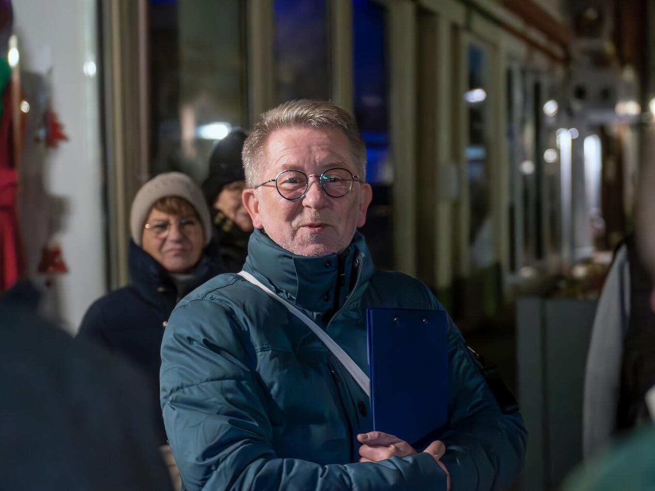 Gemeinsam mit dem Gästeführer entdecken die Teilnehmenden in ruhiger und besinnlicher Atmosphäre verborgene Details der Wallfahrtsstadt. Foto: Gerhard Seybert 