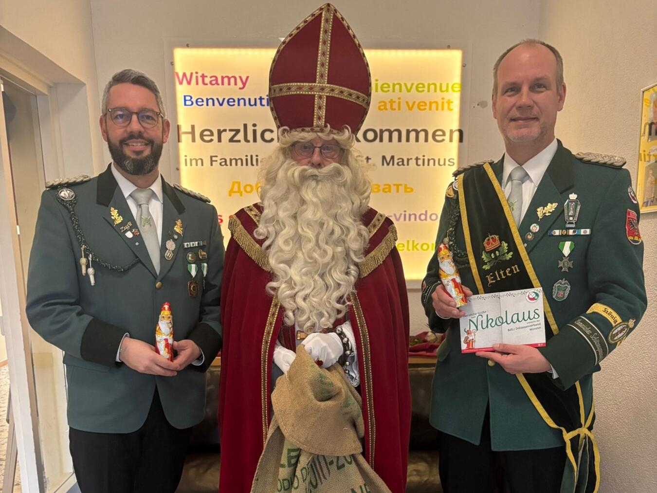 Gemeinsam mit dem Nikolaus besuchten die Schützen die beiden Kitas in Elten. Foto: privat