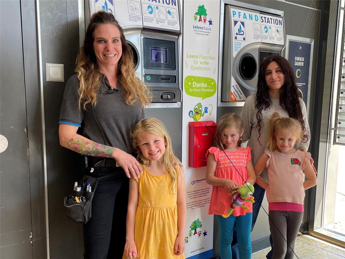Gemeinsam mit den Lebensbaum-Kindern bedankte sich Erzieherin Esra Alhashime bei Filialleiterin Anika Derks für die Unterstützung. Foto: Lebenshilfe im Kreis Kleve