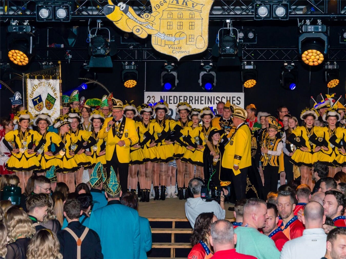 Gemeinsam mit den Narren feierte der AKV Vallis Comitis in der Luftsporthalle und bereitete seinem Prinzenpaar Sebastian I. und Mareike III. einen rauschenden Empfang. Die tolle Atmosphäre konnte auch das Kinderprinzenpaar der Stadt Goch, Noah I. und LIna I. mit ihrer Heroldin Isabella genießen (Bild). Foto: AKV