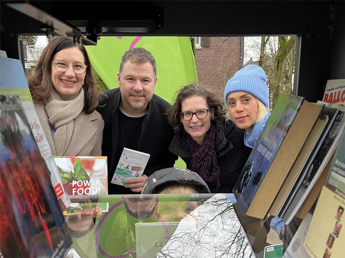 Gemeinsam mit den Patinnen Sabine Schatten (r.) und Nicole Militz (2.v.r.), räumten Beate Pauls (l.), Mitarbeiterin im Fachbereich 1 der Gemeinde Sonsbeck, und Nils Rudolph (2.v.l.), Westenergie-Kommunalmanager, den neuen Bücherschrank mit ersten Romanen, Krimis und Büchern für kleine Lesefreunde, ein. Foto: Westenergie AG