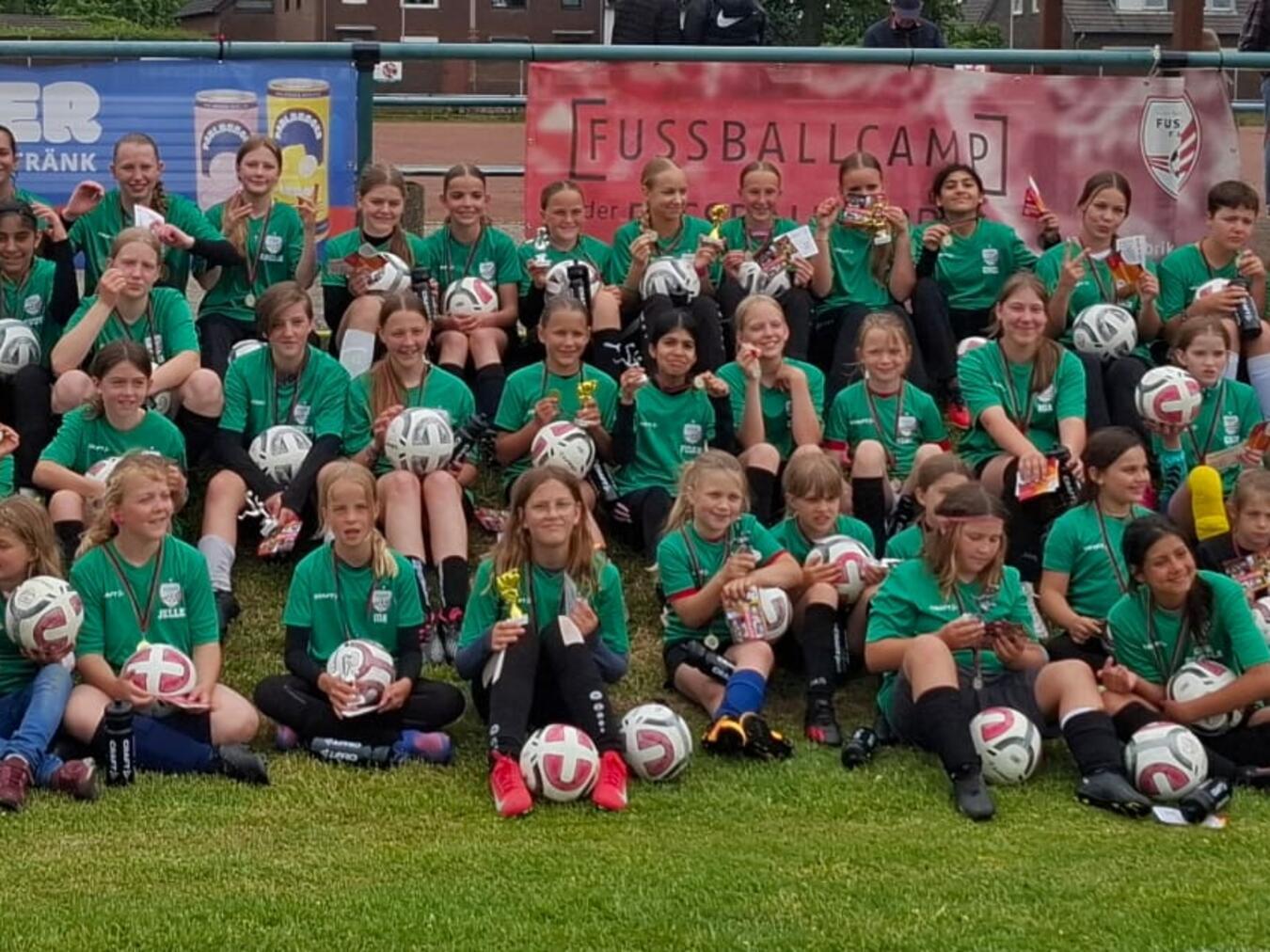 Gemeinsam mit der Fußballfabrik starteten 54 Kinder in einen sportlichen Tag voller Spaß und Lernfreude. Foto: Eintracht Emmerich