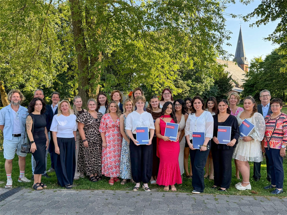 "Feier zum Ausbildungsabschluss in der Gaststätte 'Zur Dorfschule Keppeln' mit Familien, Freunden und Ausbildern."