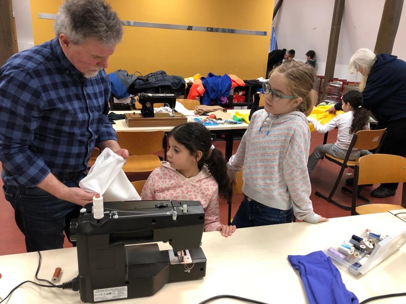 Gemeinsam mit Kindern der Montessori Schule reapierte das Café-team Nähmaschinen und co. Foto: Repair-Café