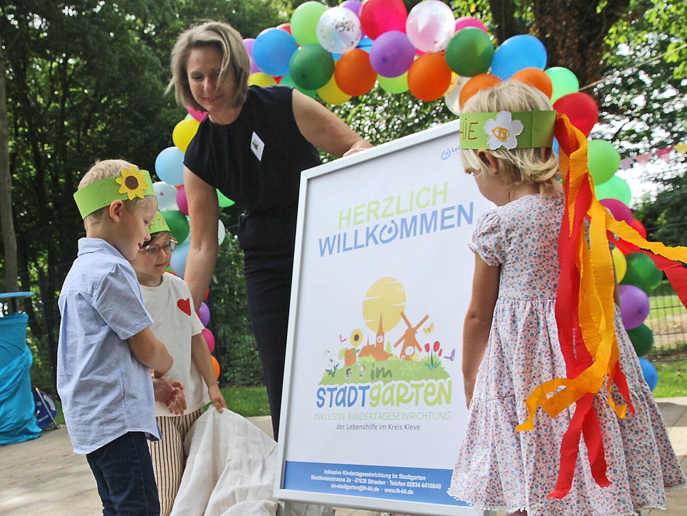 Gemeinsam mit Kita-Leiterin Bianca Verbraeken-Pohland enthüllten die Kinder den neuen Namen der Einrichtung.