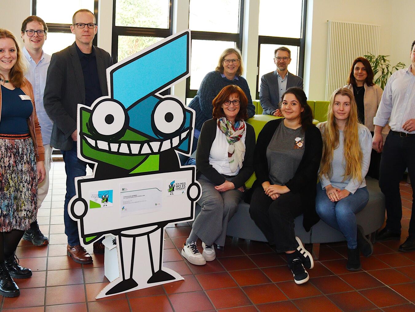 Gemeinsam mit Maskottchen „Siegmund“ kam die Jury „Berufswahl-Siegel Kreis Kleve“ zum ersten Treffen für das Projektjahr 2026 zusammen. Foto: Kreis Kleve