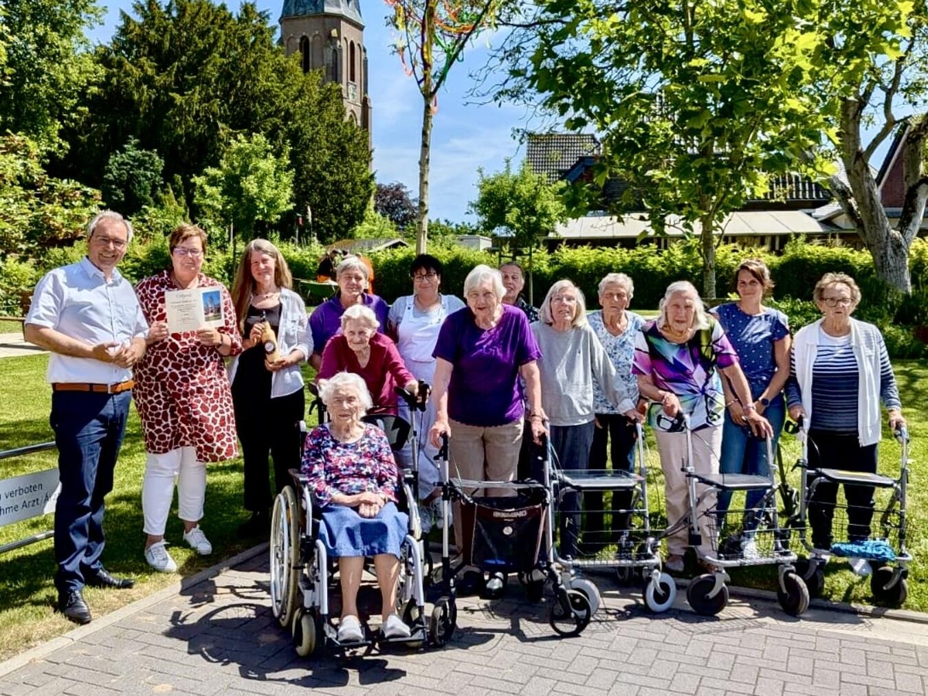"Vertreter von Arenacum feiern 2. Platz beim Maibaum-Wettbewerb in Rindern 2026"