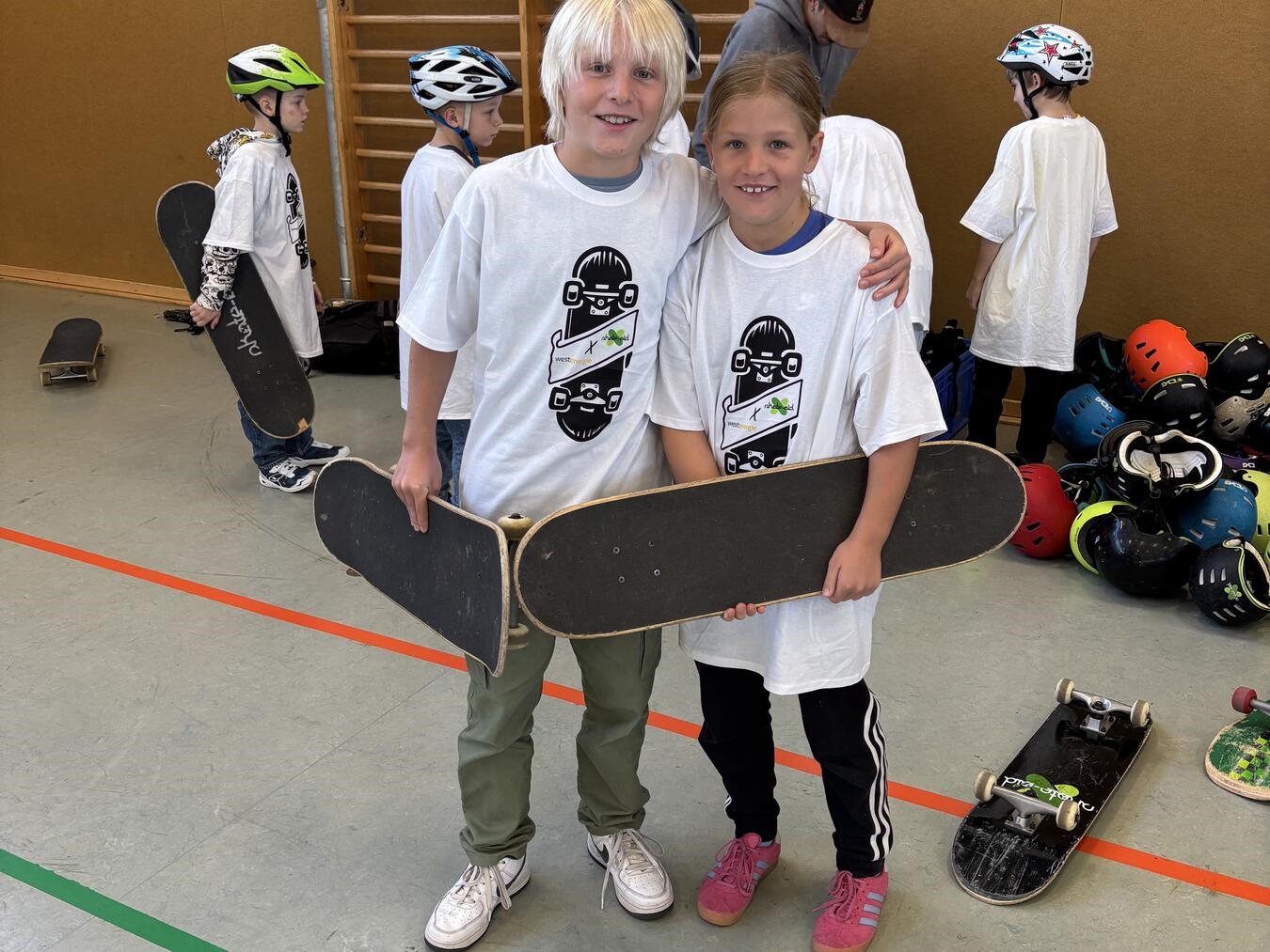 Auf vier Rollen durch die Herbstferien in Uedem Gemeinsam Neues lernen und Grenzen austesten: Beim Westenergie Skateboardworkshop in Uedem trainierten Kinder und Jugendliche mit dem skate-aid-Team ihre Balance, Geduld und Kreativität. Foto: Westenergie