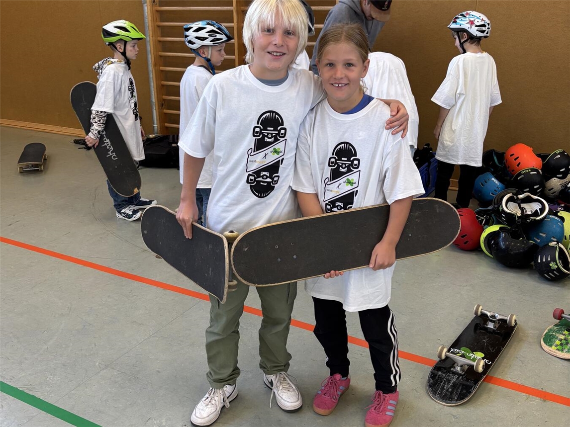 Auf vier Rollen durch die Herbstferien in Uedem Gemeinsam Neues lernen und Grenzen austesten: Beim Westenergie Skateboardworkshop in Uedem trainierten Kinder und Jugendliche mit dem skate-aid-Team ihre Balance, Geduld und Kreativität. Foto: Westenergie