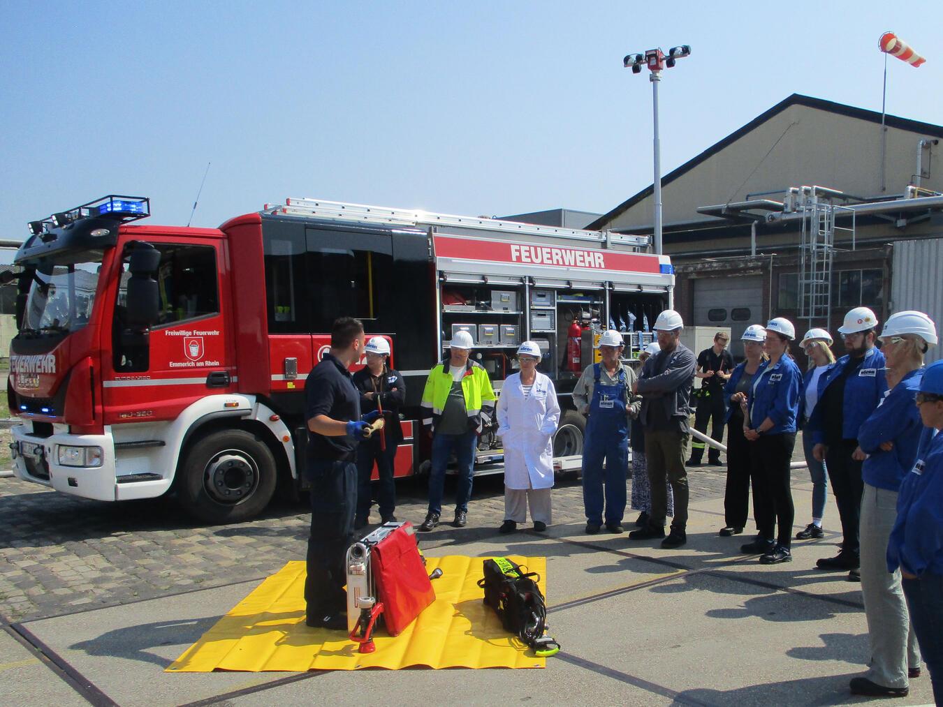 Gemeinsam packten „Oleaner“ und die Freiwillige Feuerwehr das Thema Brandschutz an. Foto: Oleon