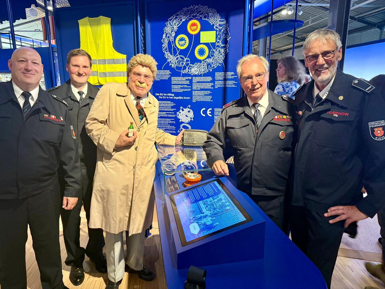 Gemeinsam präsentierten sie die Erfolgsgeschichte einer Nachbarschaft, die im Ernstfall keine Grenze kennt: Alexander Krök (LZ Rindern), Tobias Vehreschild (LZ Rindern), Moderator LVR-Museum, Josef Gietemann (LZ Rindern), Erwin Kuypers (LZ RIndern). Foto: Feuerwehr Kleve