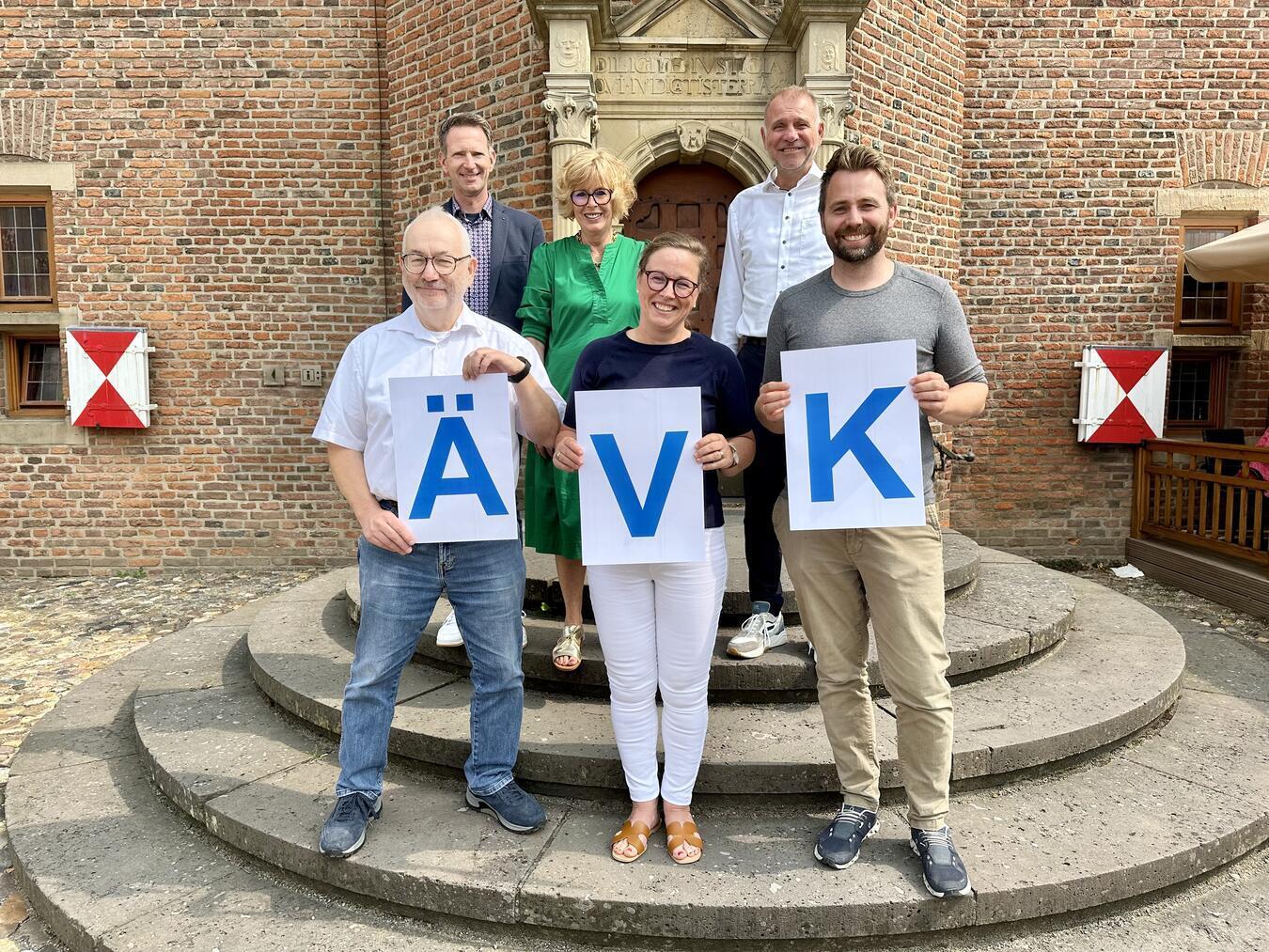 Eine Kalkarer Initiative
gegen den Hausärztemangel Gemeinsam wollen ansässige Ärzte, die Stadt Kalkar und die Wirtschaftsförderung Ärzte für die Nicolaistadt gewinnen. Sebastian Vollmar, Pamela Nüße, Frank Voeten (vorne v.l.) und Stefan Urselmans, Britta Schulz und Bruno Ketteler (hinten v.l.) stellten die Initiative „Ärztliche Versorgung Kalkar vor. NN-Foto: SP