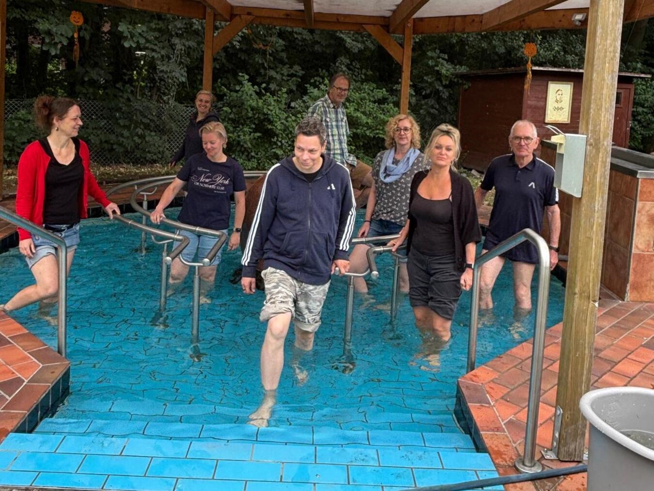 Gruppe von Freunden in Kneipe beim Feiern, Foto von Angela De Bortoli.