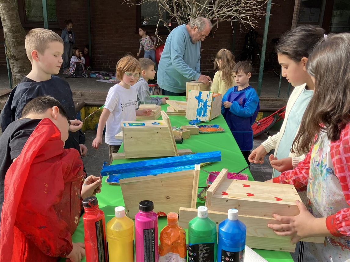 Gemeinsam wurden Vogelhäuschen gebaut und bunt gestaltet.Foto: Awo Kreis Kleve