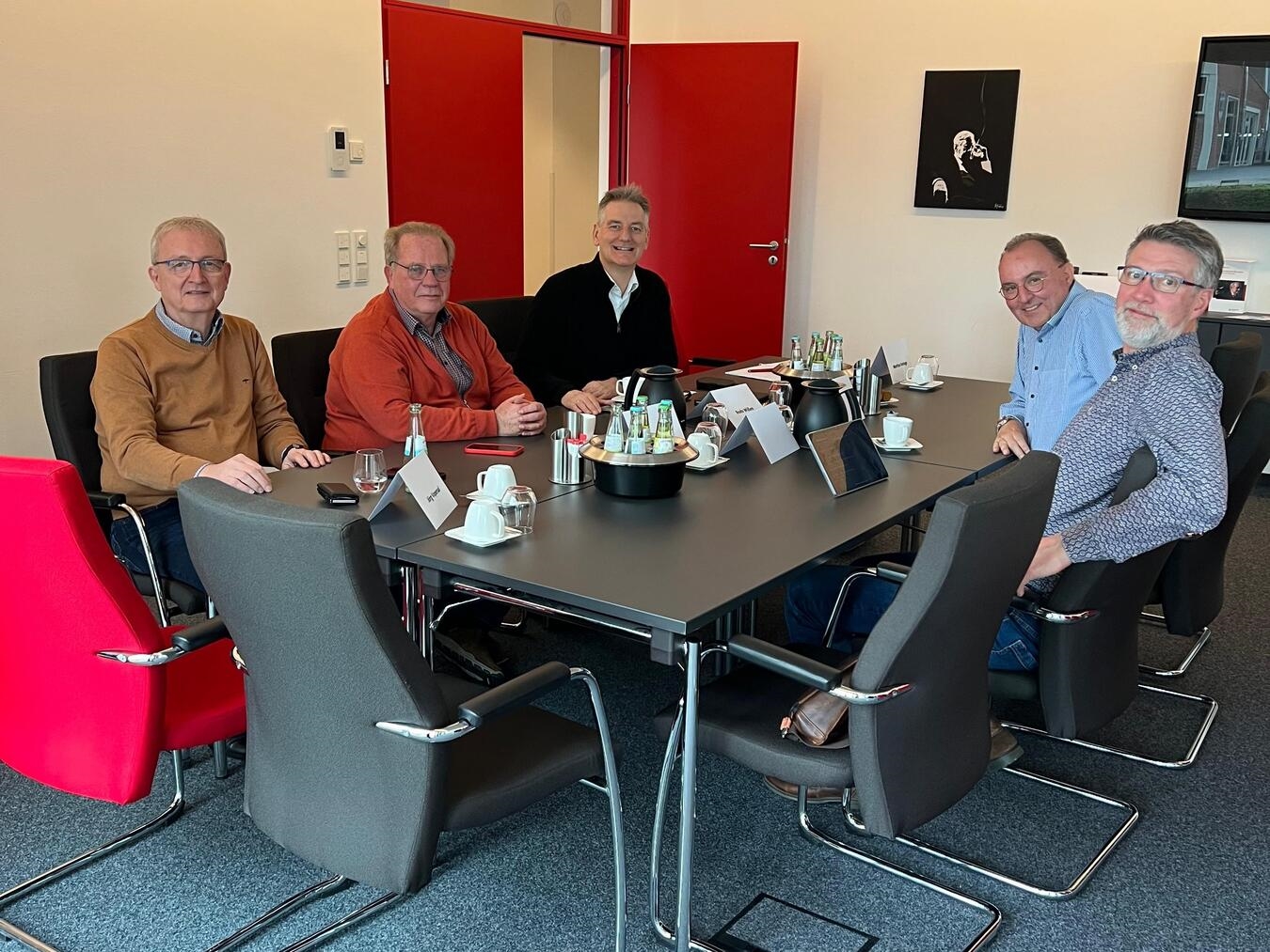 "Personen diskutieren über Regionalexpress RE 10, Treffen zur Verbesserung des Zugverkehrs"