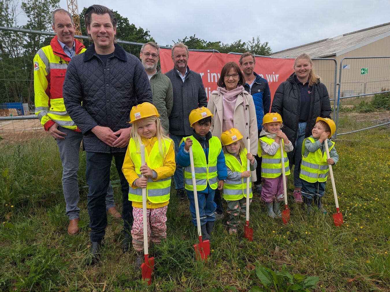 Gemeinsamer Spatenstich der DRK-Vertreter und Alpens Bürgermeister Thomas Ahls mit den Tausendfüßler-Kindern. Foto: DRK