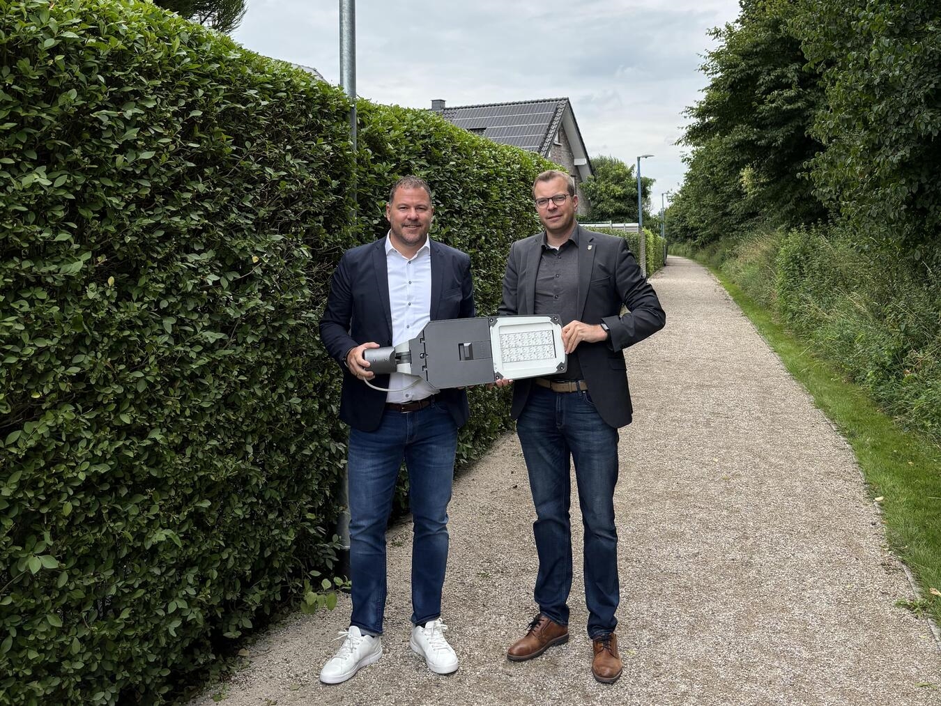 Gemeinsames Engagement für eine leuchtende Zukunft Gemeinsames Engagement für eine leuchtende und nachhaltige Zukunft in Bedburg-Hau (v.l.): Westenergie-Kommunalmanager Nils Rudolph und Bürgermeister Stephan Reinders. Foto: Westenergie