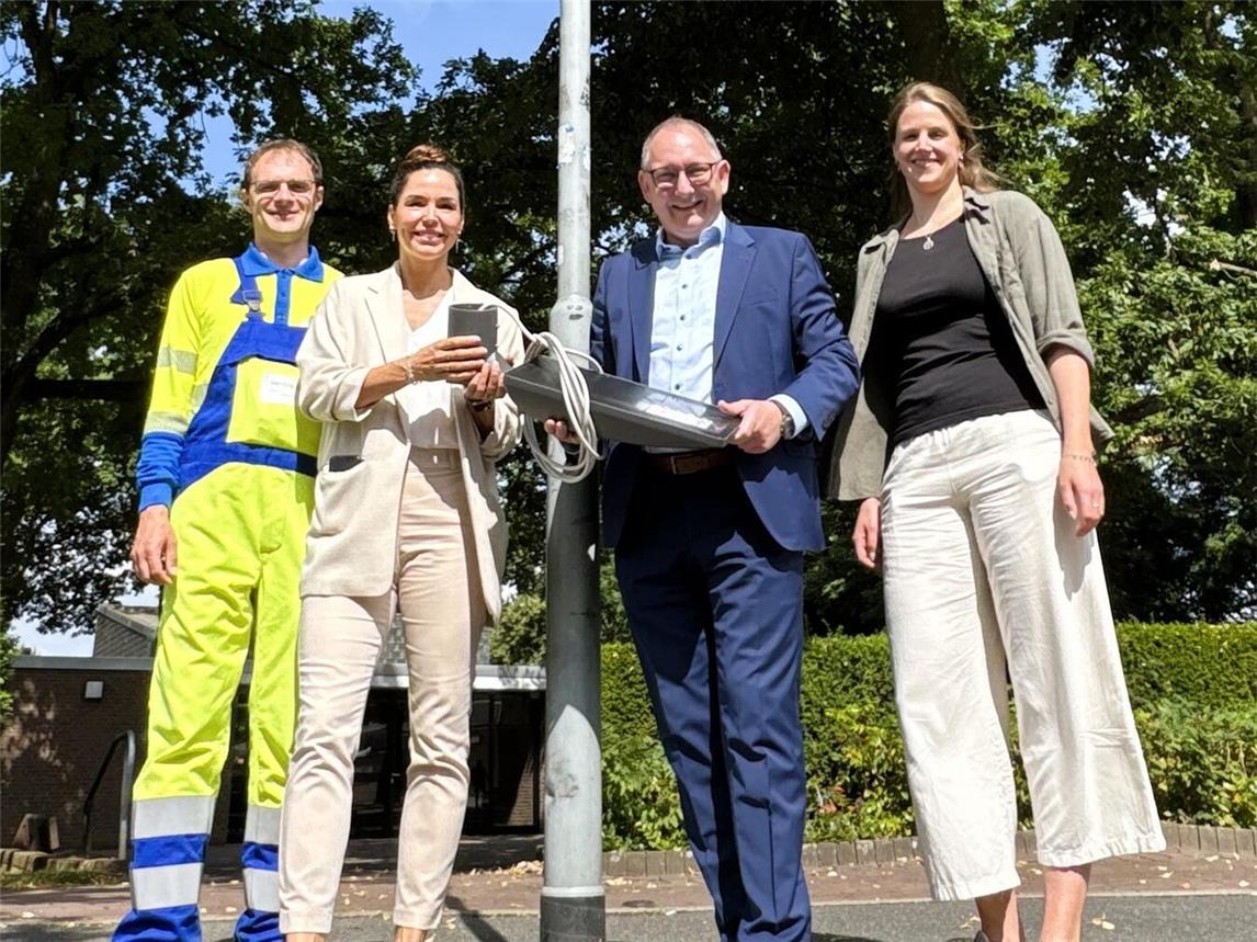 Gemeinsames Engagement für eine nachhaltige Zukunft (v. re.): Klimaschutzmanagerin Christine Klanten, Bürgermeister Sebastian Hense, Sarah Romanski und Tobias Borgs (beide Westenergie). Foto: Stadt Rees