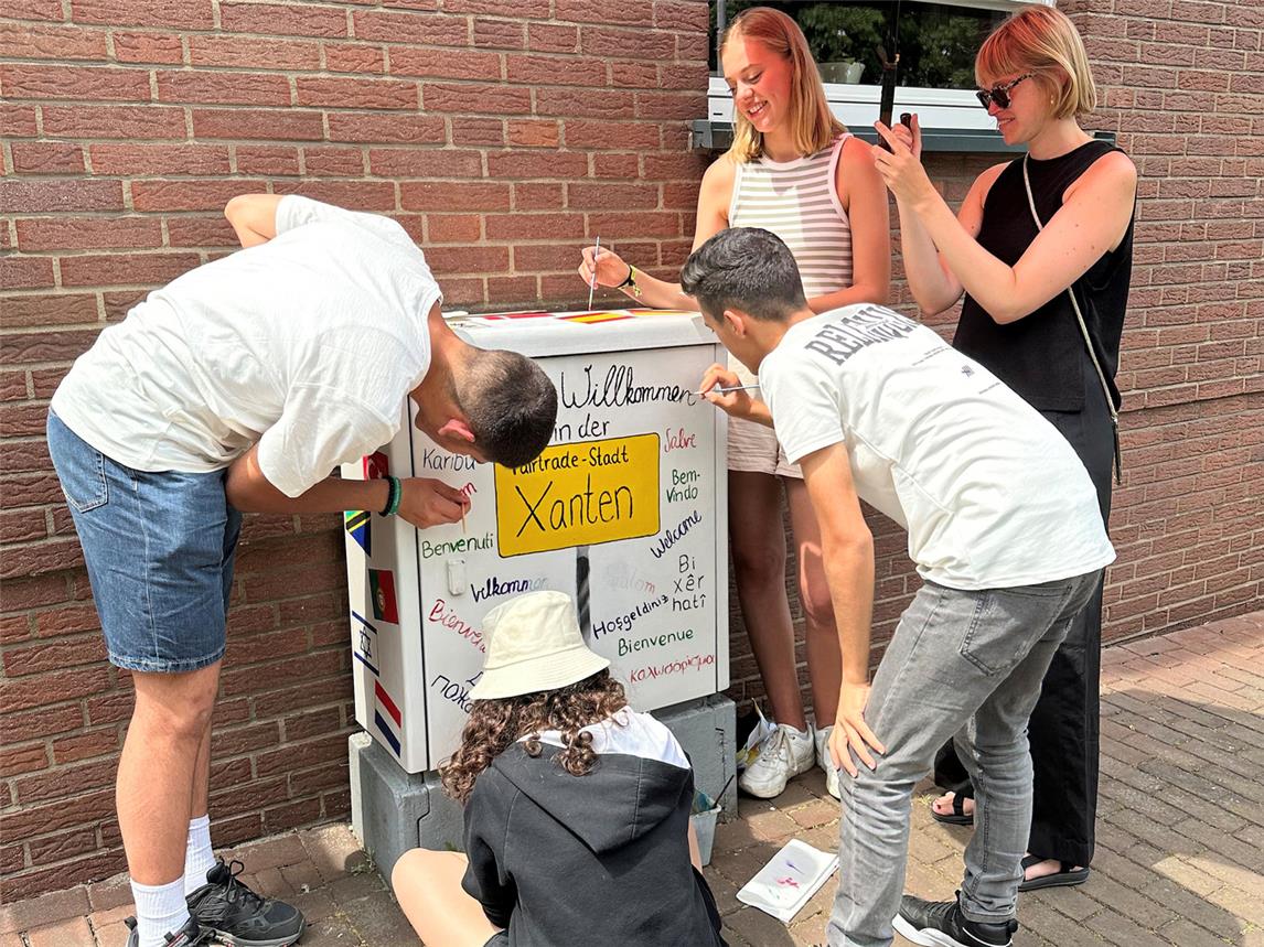 Gemeinschaftsarbeit: Die Schüler aus Xanten und Palästina malten gemeinsam. NN-Fotos (2): SP