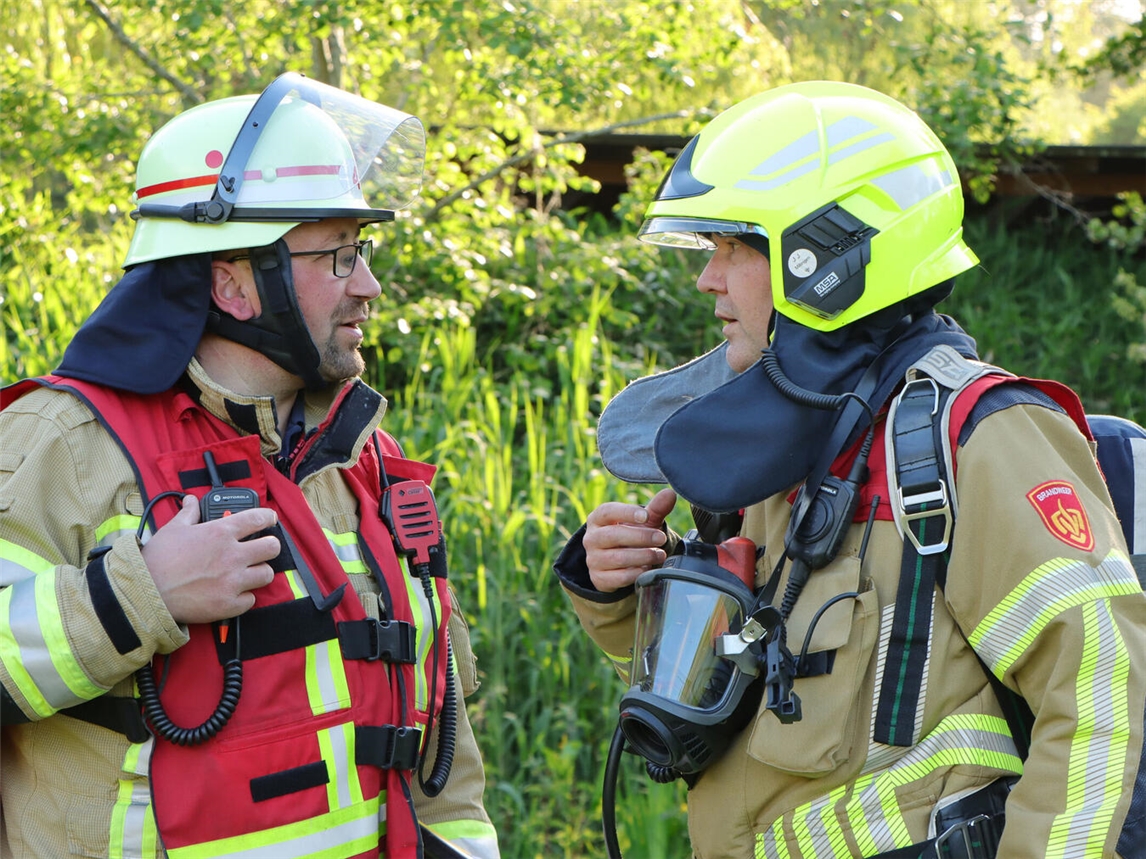 "Feuerwehrübung im Tiergarten, Feuerwehrleute in Aktion, Kleve"