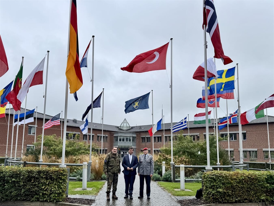Generalmajor Michael Hogrebe, Minister Dr. Marcus Optendrenk und Oberst Siegfried Otto (v.l.) am NATO-Standort in Uedem. Foto: Ministerium der Finanzen des Landes Nordrhein-Westfalen