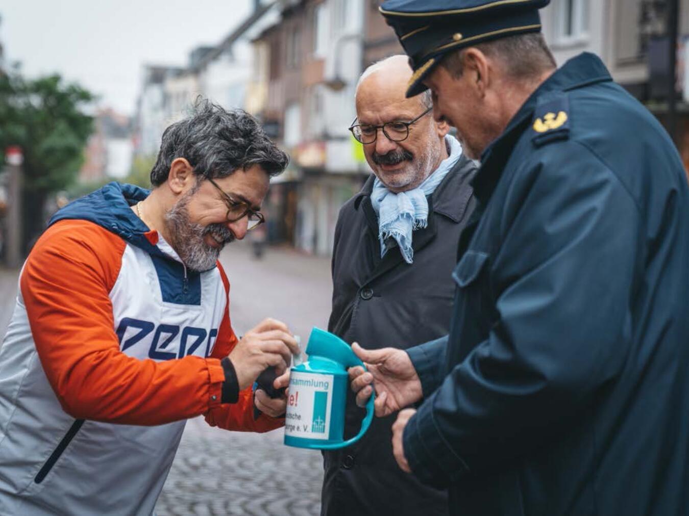 Generalmajor Michael Hogrebe, Stellvertreter des Kommandeurs und Standortältester Kalkar-Kleve, sammelte zusammen mit dem Bürgermeister, Wolfgang Gebing, in Kleve. Foto: Luftwaffe Kalkar/ Patrick Bransmöller