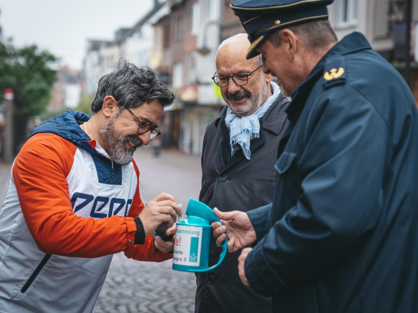 Generalmajor Michael Hogrebe, Stellvertreter des Kommandeurs und Standortältester Kalkar-Kleve, sammelte zusammen mit dem Bürgermeister, Wolfgang Gebing, in Kleve. Foto: Luftwaffe/Patrick Bransmöller