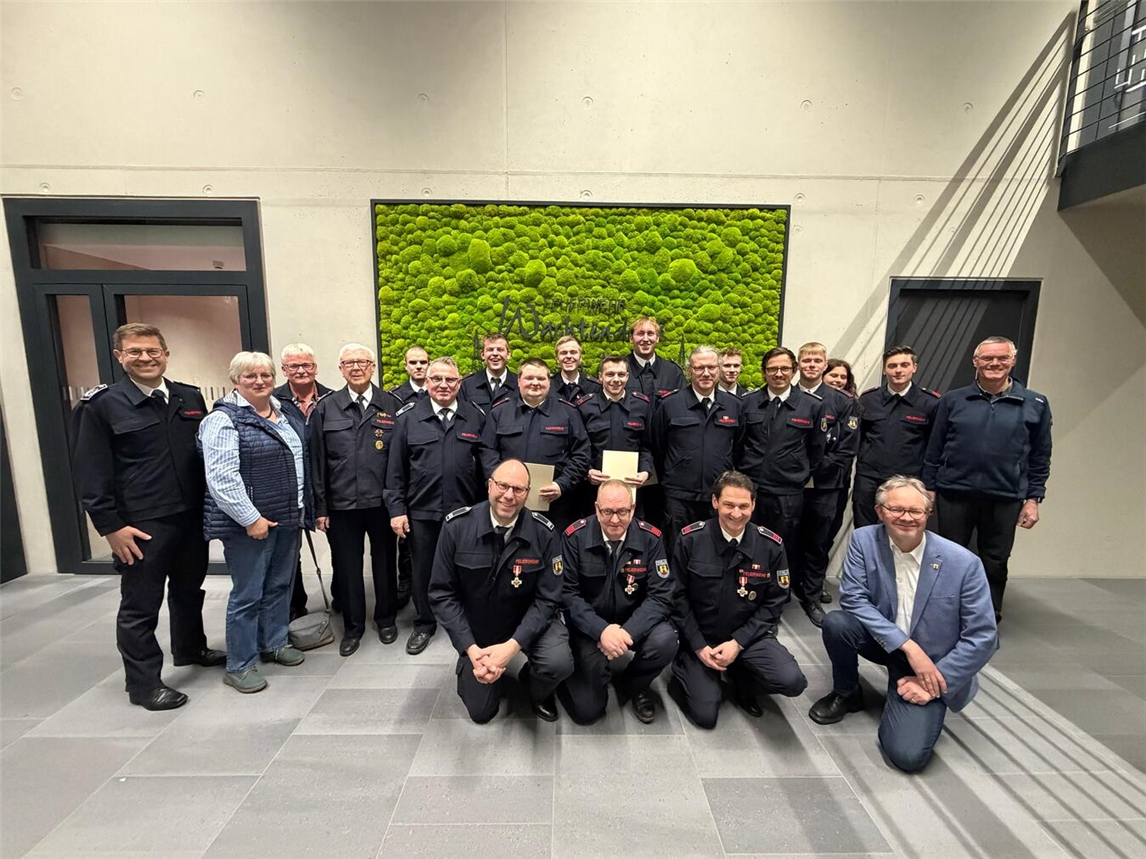 Generalversammlung im Gerätehaus Wachtendonk: (v.l.n.r. hintere Reihe) Leiter der Feuerwehr Sebastian Kretz, Orstvorsteherin Gabriele Stromenger, stellvertretender Bürgermeister Wilfried Ahlers, Toni Gorißen, Steffen Bucken, Karlheinz Leurs, Yannick Tomaschek, André Browatzki, Linus Ophey, Justin Anderson, Fabrice Lauffer, Roland Weyden, Paul Janßen, Marcus Fischer, Erik Janßen, Kim Engels, Jan Weber, Ortsvorsteher Matthias Küppers, (v.l.n.r. vordere Reihe) Ralf Tilmanns, Peter Streutgens, Marcus Miertz und Bürgermeister Paul Hoene).Foto: privat
